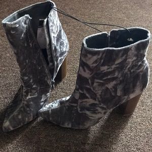 Grey Velvet High Heels 🌊